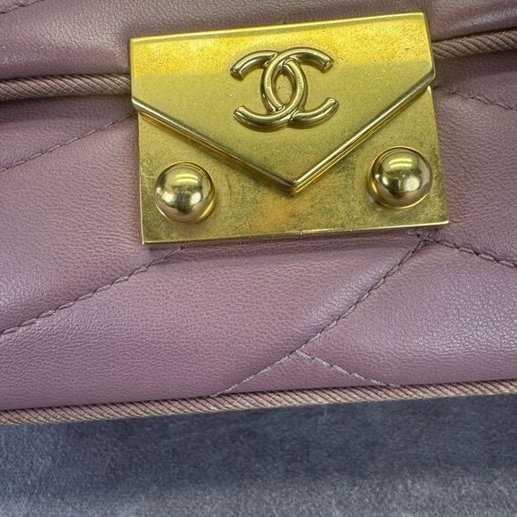 CHANEL Pagoda Quilted Mauve Gold Shoulder Bag - Picture 2 of 16